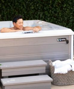 Spa para exterior Limelight modelo Flair con capacidad de 6 personas y gabinete color Coastal Gray - Imagen 7