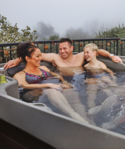 Alternative view of Spa para exterior Freeflow Azure con capacidad de 4 personas y gabinete color Sand